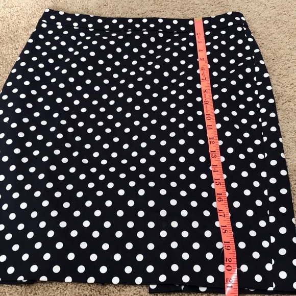 J. CREW size 8 navy polka dot pencil skirt - Picture 6 of 7